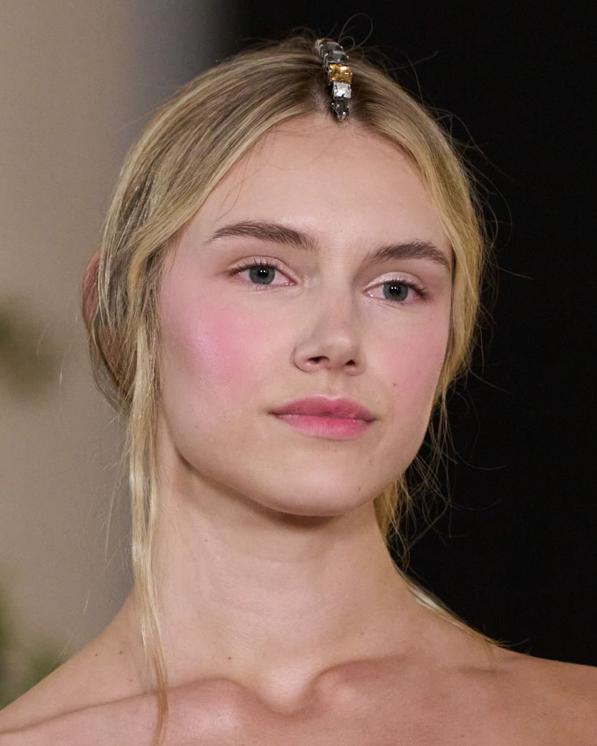 “Rzęsy widmo” to nowy trend beauty, który jest kwintesencją smaku i elegancji