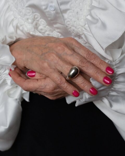 Manicure dla 60-latki – styl dojrzałości, który zachwyca elegancją i klasą