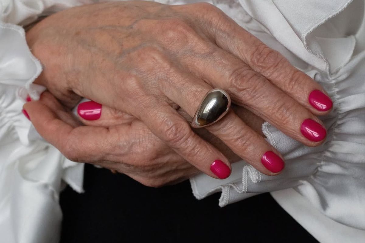 Manicure dla 60-latki – styl dojrzałości, który zachwyca elegancją i klasą