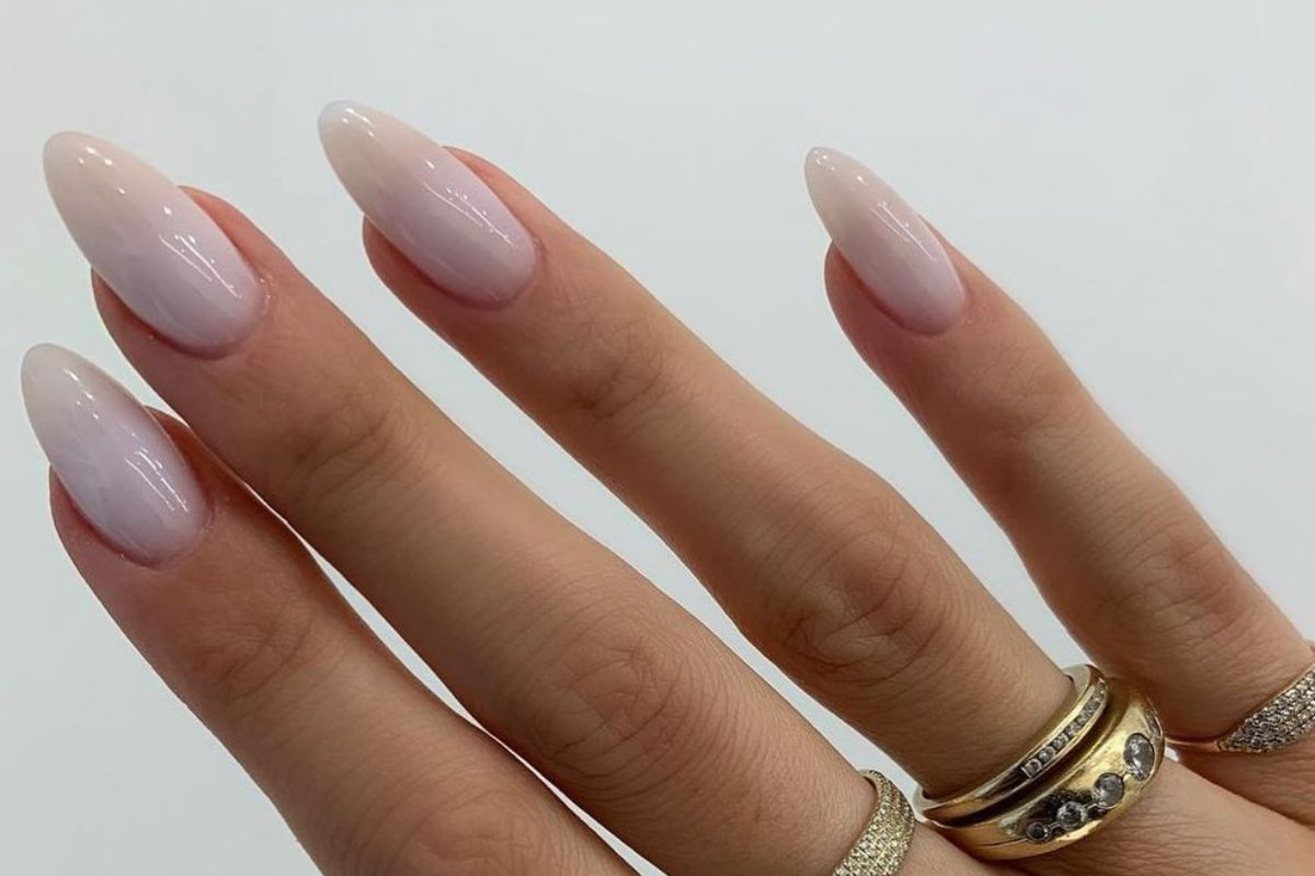 Manicure stewardessy – elegancja na wysokościach, inspiracja na co dzień. Jak wygląda?