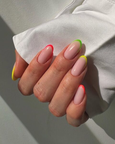 Neonowy french manicure na lipiec. 13 wyjątkowych stylizacji, które rozświetlą lato 2025