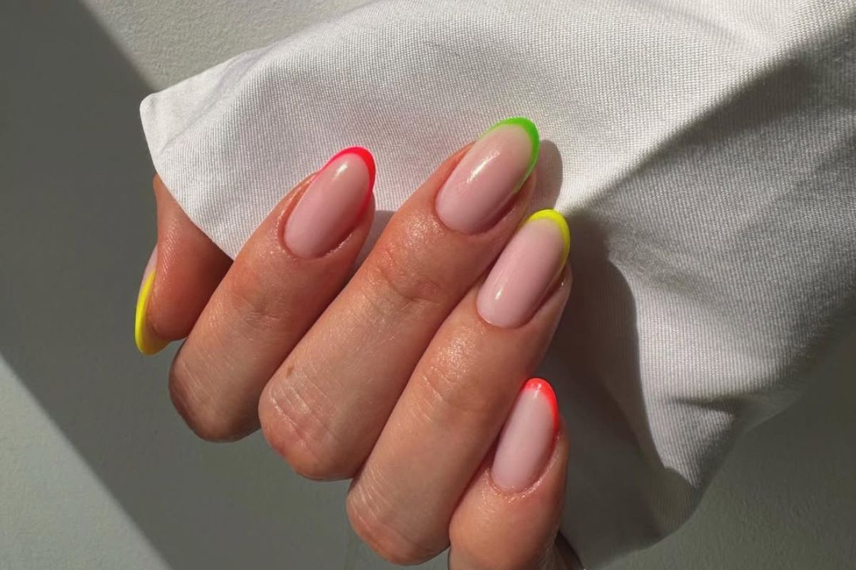 Neonowy french manicure na lipiec. 13 wyjątkowych stylizacji, które rozświetlą lato 2025