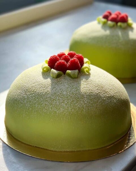 Zdjęcie przedstawiające deser prinsesstårta z pistacjowym marcepanem, które stało się inspiracją na paznokcie princess cake manicure.