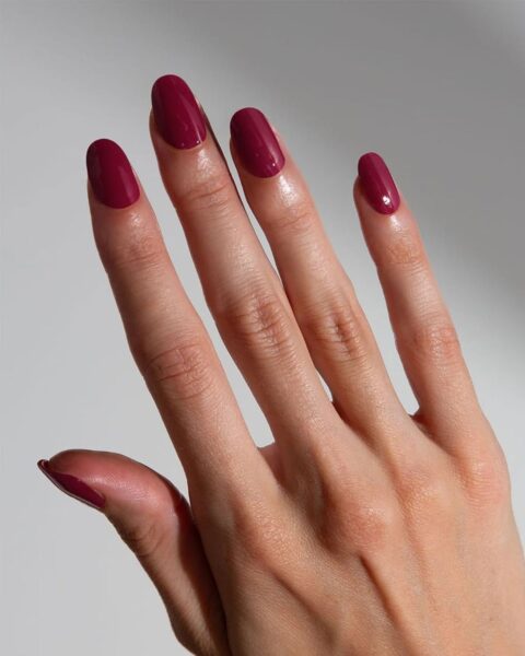 Poziomkowy manicure – owocowy szyk na lato 2025. Inspiracje na paznokcie z poziomką
