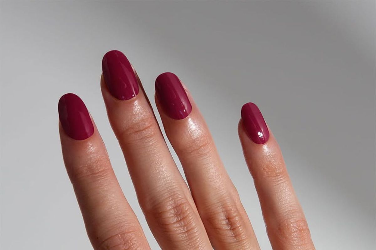 Poziomkowy manicure – owocowy szyk na lato 2025. Inspiracje na paznokcie z poziomką