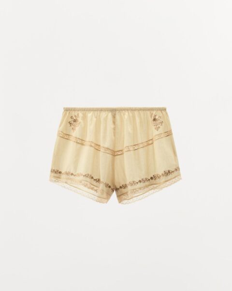 Haftowane szorty w kwiaty z koronką Zara. Zdjęcie produktowe.