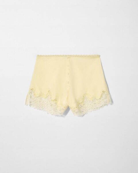 Jedwabne szorty w stylu bieliźnianym Kate Moss x Zara. Zdjęcie produktowe.