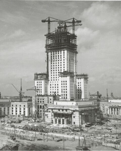 70 urodziny PKiN. Na zdjęciu widać budynek Pałacu Kultury z 1952 roku, w trakcie budowy. Widać zniszczone ulice Warszawy oraz wielki pałac z rusztowaniami.