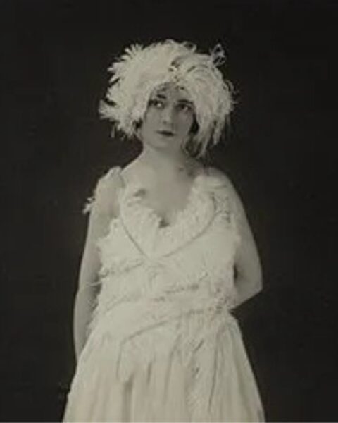 Zdjęcie z wystawy „Paul Poiret, Couturier, Decorator and Perfumer” w Paryżu. Na zdjęciu znajduje się modelka w lat 20.