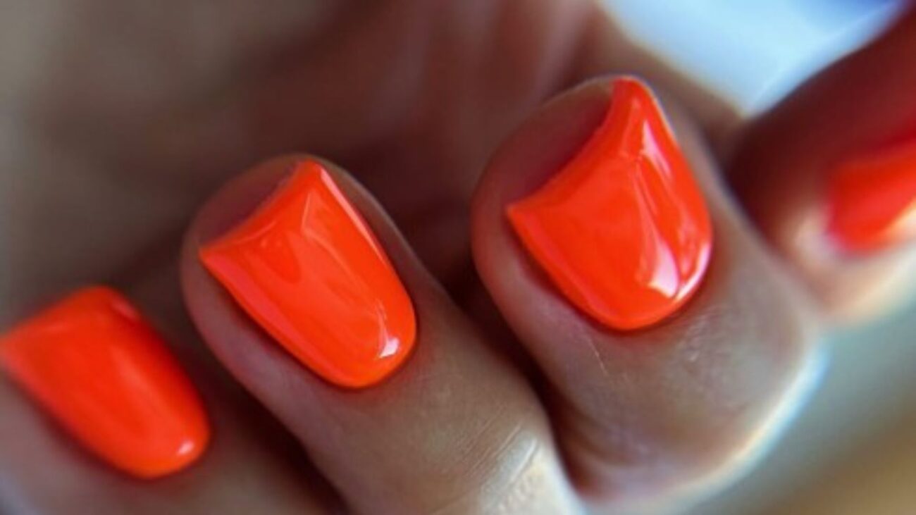 Aperolowy manicure to najgorętszy trend na wakacje 2025