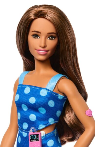 Lalka Barbie w niebieskiej sukience.