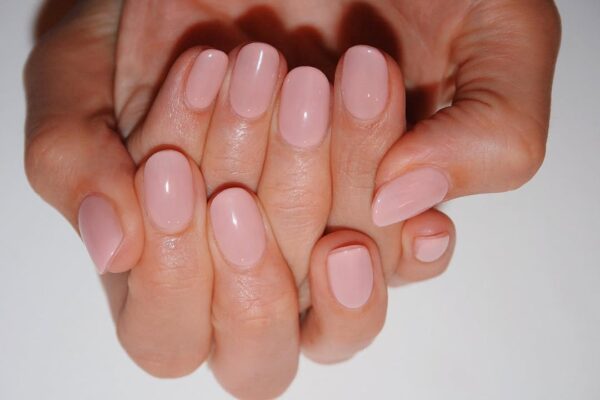 Lniany manicure z połyskiem /fot. Instagram.com/imarninails
