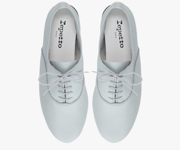 Pastelowe buty derby Repetto /fot. Repetto.com