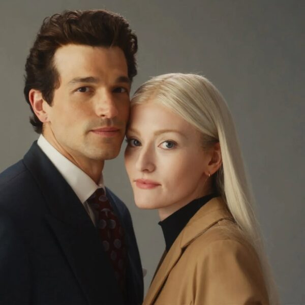 Paul Kelly jako JFK Jr. i Sarah Pidgeon jako Carolyn Bessette-Kennedy