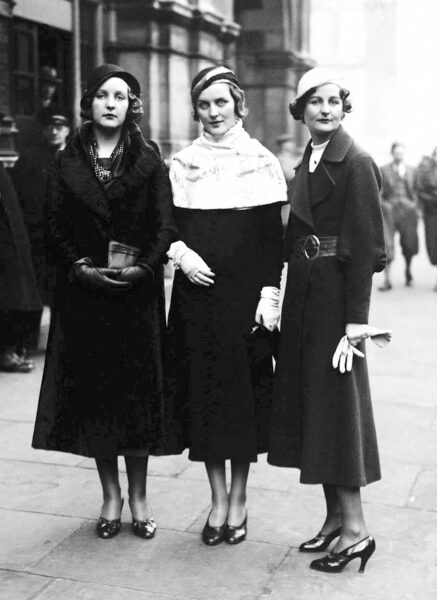 Elitarna lektura na wakacje? Wszystko autorstwa skandalicznych sióstr Mitford