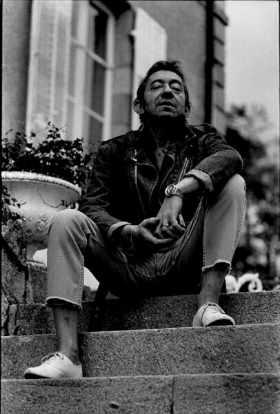 Serge Gainsbourg w białych butach derby /fot. H. CAYEUX / MAXPPP / Forum