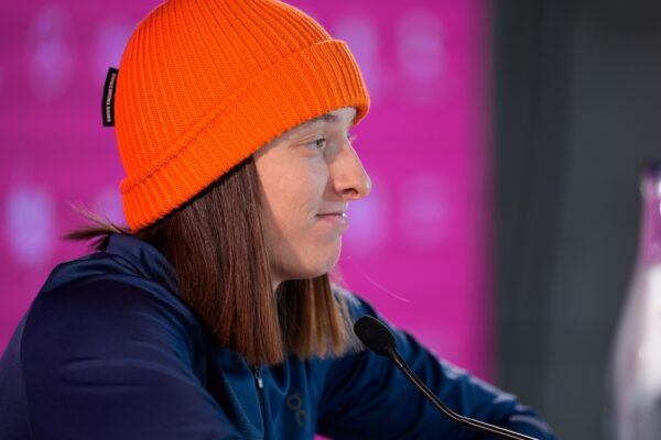 Iga Świątek na Mutua Madrid Open 2024 w pomarańczowej czapce On Running /fot. Forum