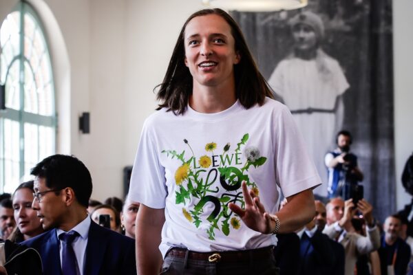 Iga Świątek w T-shircie Loewe x On Running /fot. Forum