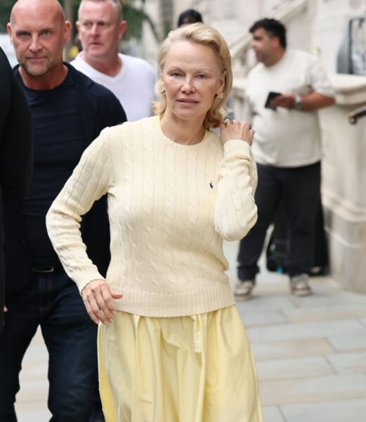 Pamela Anderson w żółtej stylizacji przed Corinthia Hotel w Londynie /fot. Forum