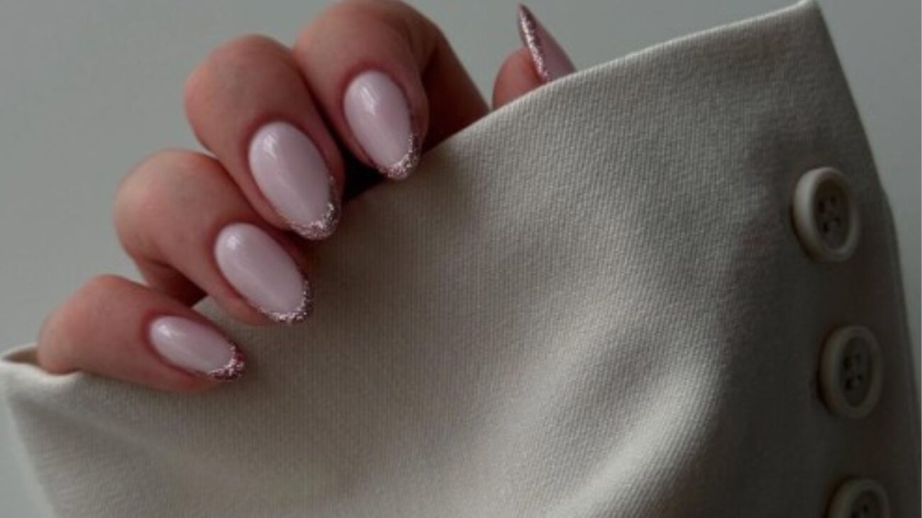 “Glitter french” to wakacyjny trend w stylizacji paznokci, od którego trudno oderwać wzrok