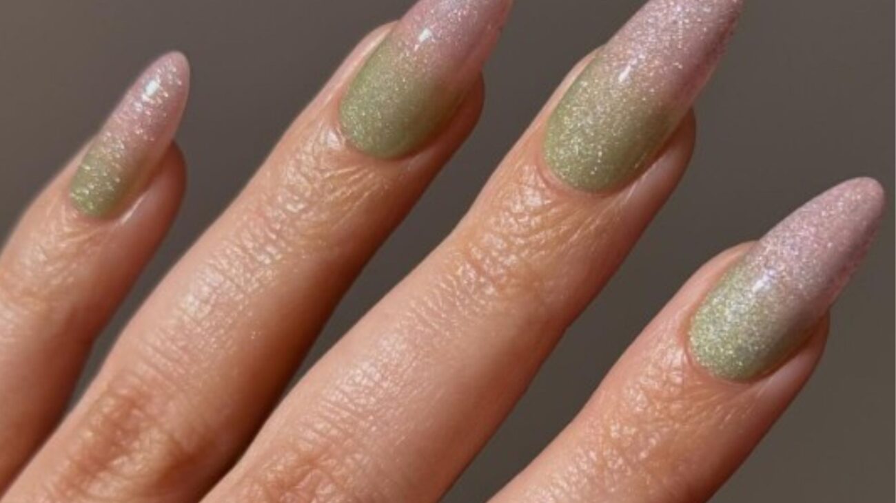 “Guava nails” to soczyście elegancka propozycja manicure na półmetek wakacji