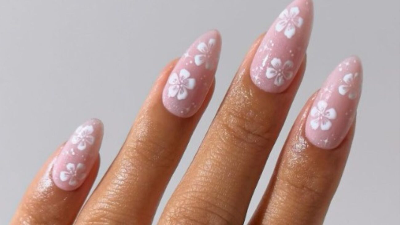 Hibiskusowe paznokcie to idealna propozycja wakacyjnego manicure