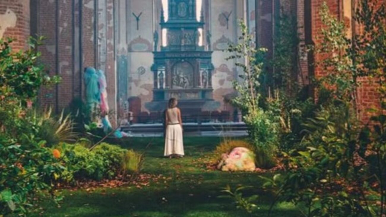 Leśna instalacja w gotyckim wnętrzu przeniesie cię do baśniowej krainy