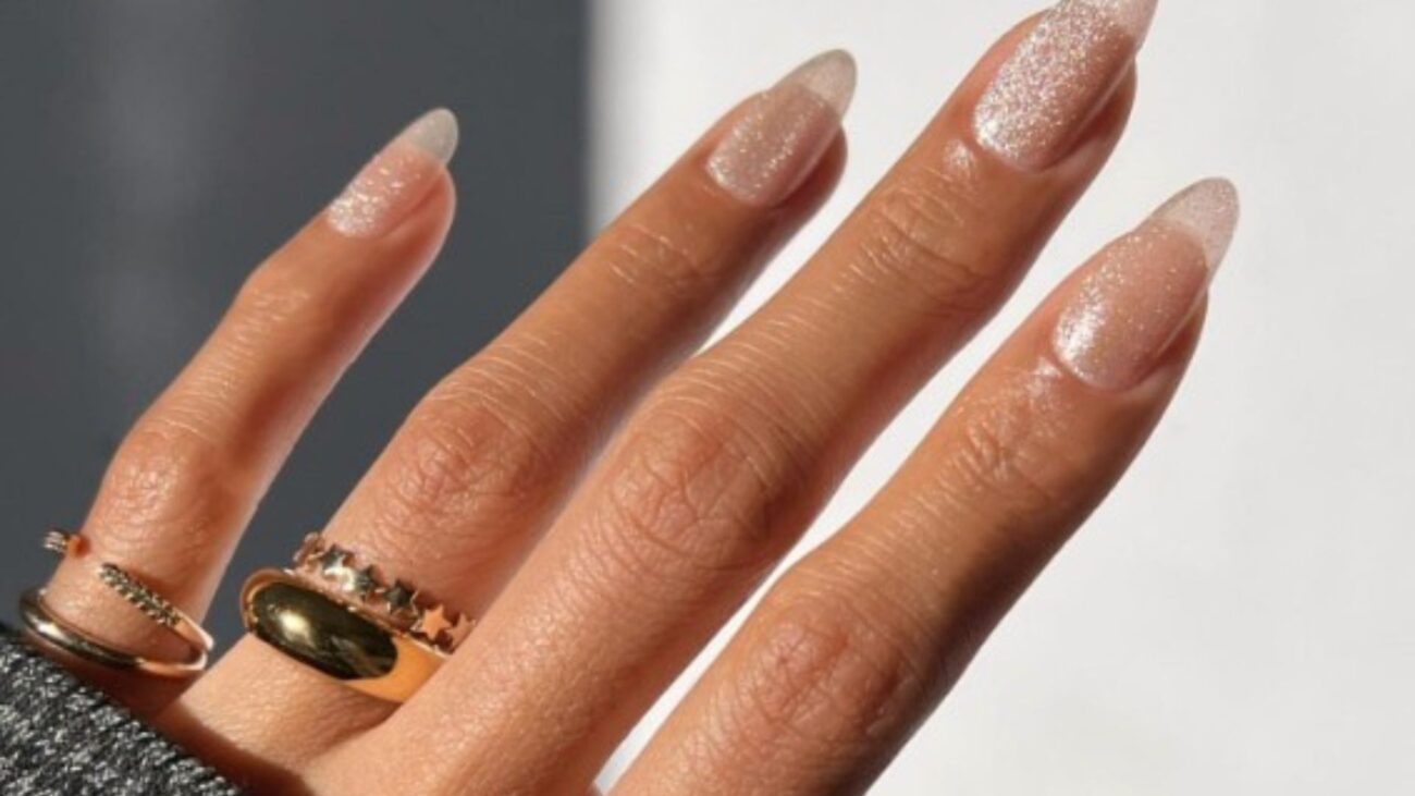 “Pixie dust manicure” to wakacyjna alternatywa dla chromatycznych paznokci