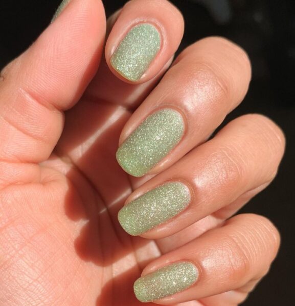 Pistacjowy manicure z połyskiem.