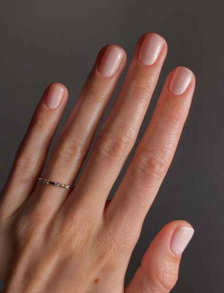 Manicure z połyskującymi drobinkami.
