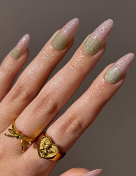 Zielono-różowy manicure.