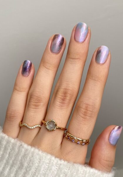 Kolorowy manicure z połyskiem.