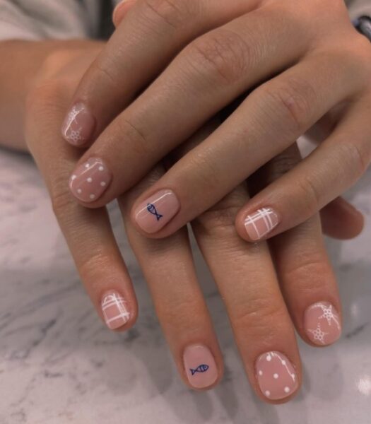 Jasny manicure ze zdobieniem morskim.