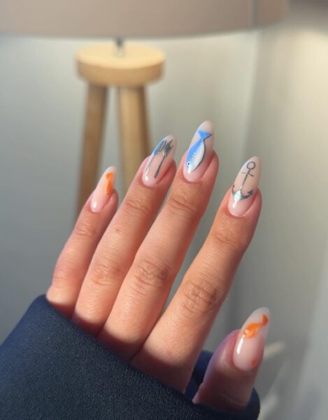 Jasny manicure z wzorami - rybami.