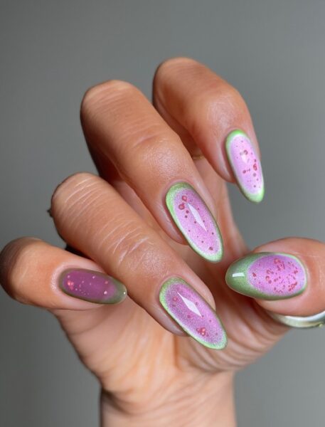 Różowo-zielony manicure.