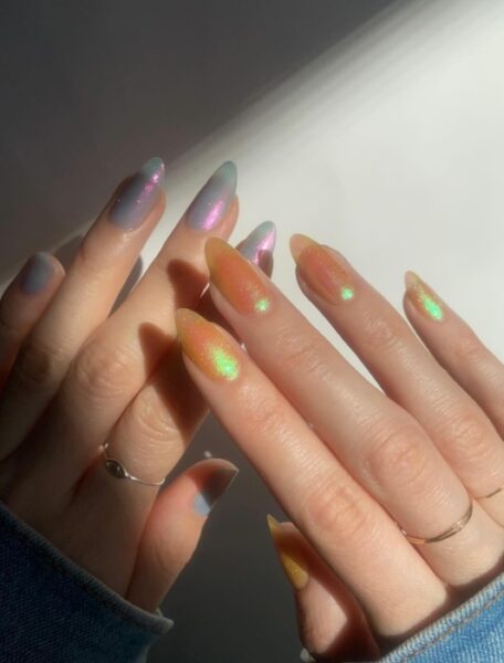 Kolorowy manicure z połyskiem.