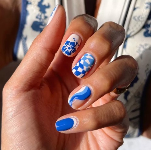 Niebieski manicure ze wzorami.