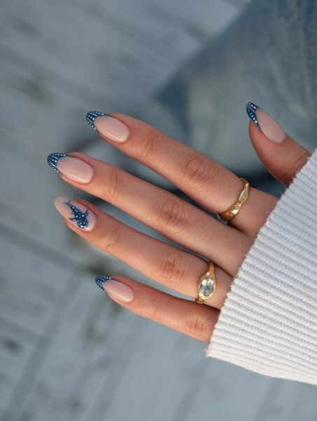 Manicure francuski z niebieską końcówkę i