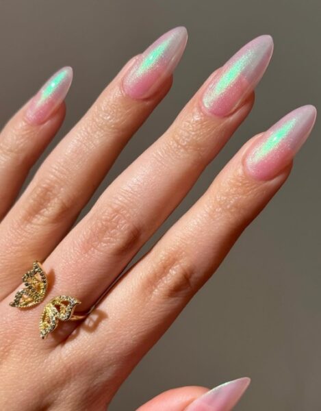 Różowo-zielony manicure z połyskiem.
