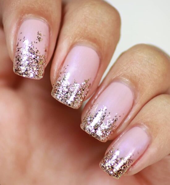 Jasny manicure z błyszczącą końcówką.