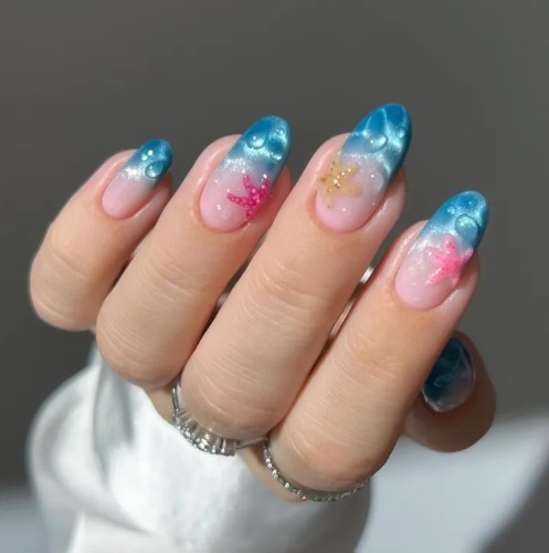 Kolorowy manicure z morskim zdobieniem.