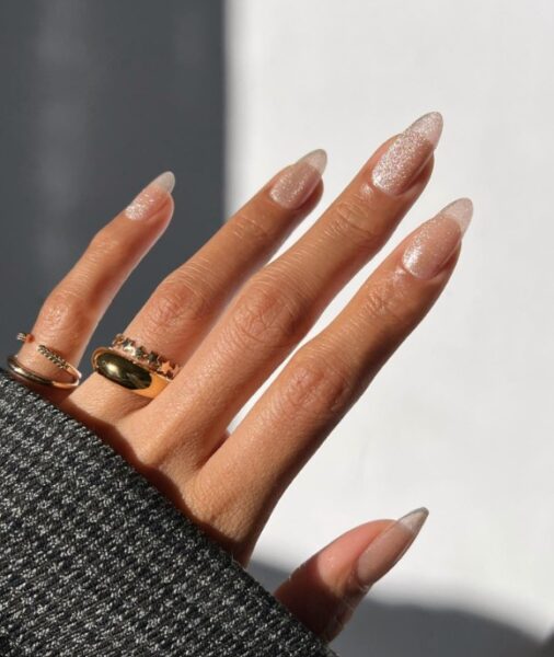 “Pixie dust manicure” to wakacyjna alternatywa dla chromatycznych paznokci