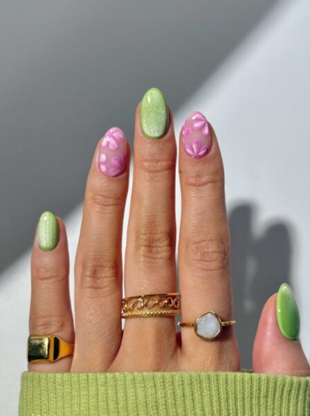 Różowo-zielony manicure.
