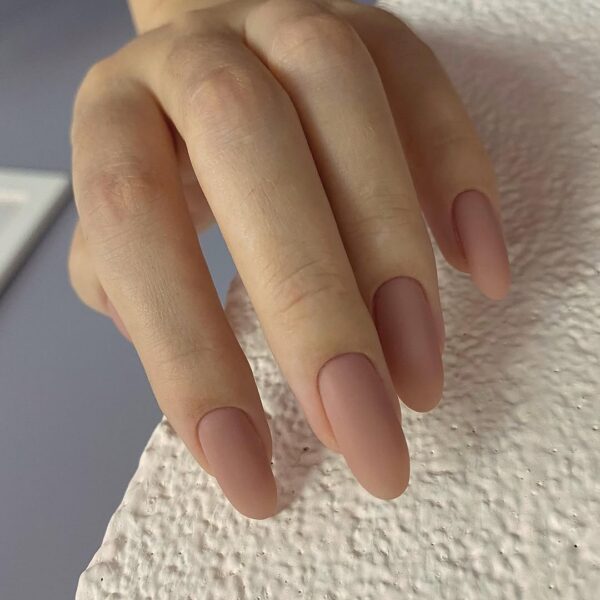 Lniany manicure w wersji matowej /fot. Instagram.com/dk_nailsspb/
