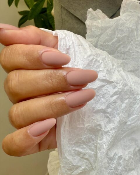 Lniany manicure w wersji matowej /fot. Instagram.com/russian_manicure_llc