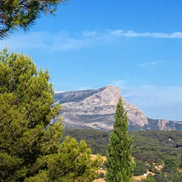 Góra Sainte-Victoire niedaleko Aix /fot. Instagram.com/simondflowers