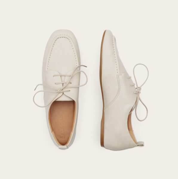 Alabastrowe buty typu "derby" z kolekcji BALAGAN /fot. Balaganstudio.com
