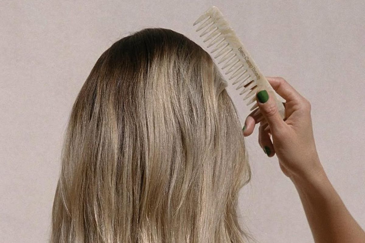 Glass hair – sprawdzony trik na zniszczone włosy. Na czym polega i komu się sprawdzi?