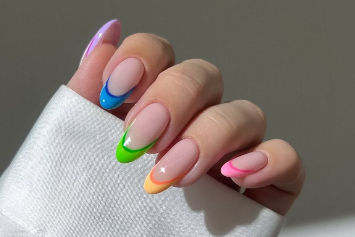 Jelly french manicure – najmodniejszy „żelkowy” french sezonu w 8 wersjach