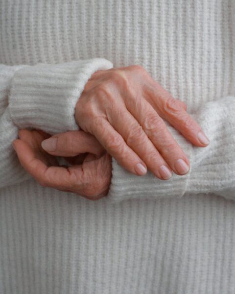 Manicure, który odwróci uwagę od pomarszczonych dłoni – odmładzające kolory, kształty i długości